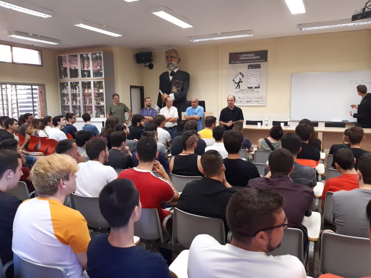 InsThos's tweet photo. Ja tenim tot l’alumnat al centre! Avui han començat els #CFGS #GEVEC #ADFI #ASIX #DAW #FPDUAL. Benvinguts al @InsThos #TotsSomThos https://t.co/uDutZRfryY