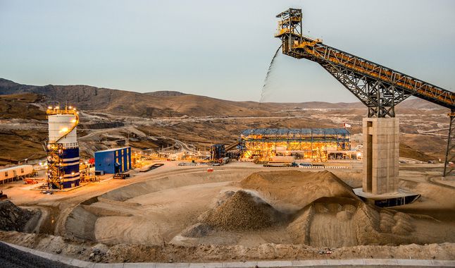 rumbominero's tweet photo. El #Perú concentra el 46% del total de las exportaciones de bienes y servicios para la minería desde #Chile, y solo el año 2018 se registraron US$ 254 millones, según informó la Dirección de Estudios SUBREI-#ProChile en el #Perumin2019. https://t.co/HNZMWSDr2J https://t.co/BXgF5nxcyS
