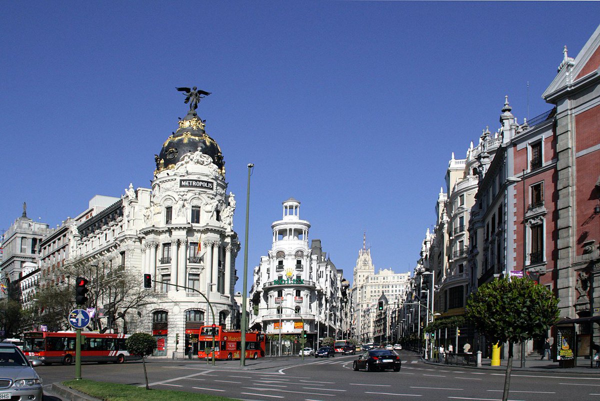 spainiee's tweet photo. La calle de alcalá, ¿nos podríais describir lo que veís? 🤔
.
.
 #learnspanish #Madrid_best_photos #DELE #ELE https://t.co/eGRI1iw0bA