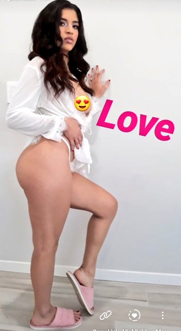 Watch Gabriela Lopez's leaked NSFW photo on TwXstars