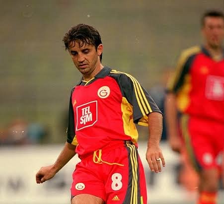 UnutulmazSL's tweet photo. Suat Kaya

Uyruk: Türkiye 🇹🇷
Pozisyon: Ortasaha
Süper Lig Kulüpleri: Konyaspor, Galatasaray
Süreç: 1987-2003

Süper Lig İstatistikleri:
Maç: 353
Gol:   44

#Galatasaray #Suat #SüperLig #nostalji #retro #futbol #maç #çarşamba #ŞampiyonlarLigi #cimbom #BugünGünlerdenGalatasaray https://t.co/Nfi6TsHHT3