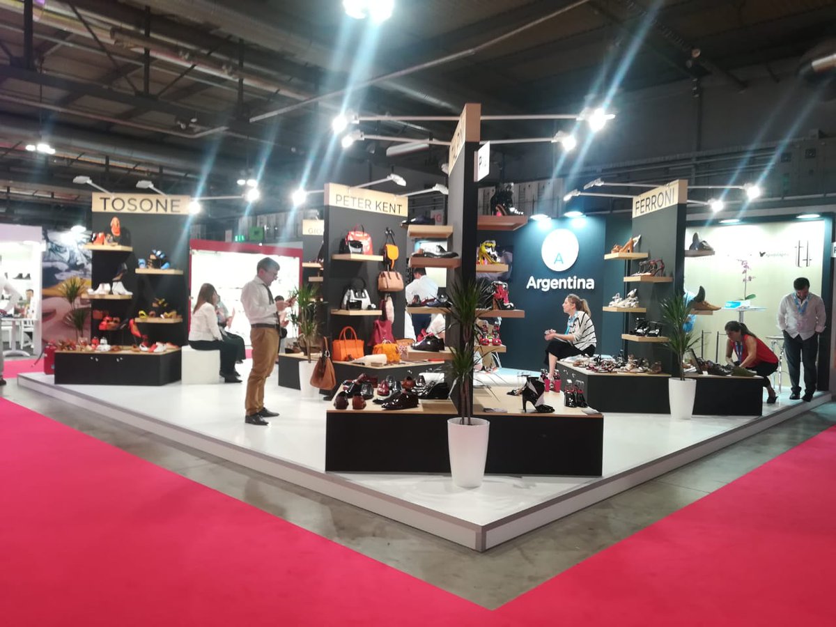 dante_sica's tweet photo. Calzado argentino en Italia: 10 empresas nacionales participaron de MICAM 2019, la feria más importante del sector en Milán. Tuvieron la oportunidad de hacer negocios con compradores de todo el🌎 para que el diseño y la calidad argentina🇦🇷 lleguen a más destinos #ArgentinaExporta https://t.co/MY8qhpuyqi