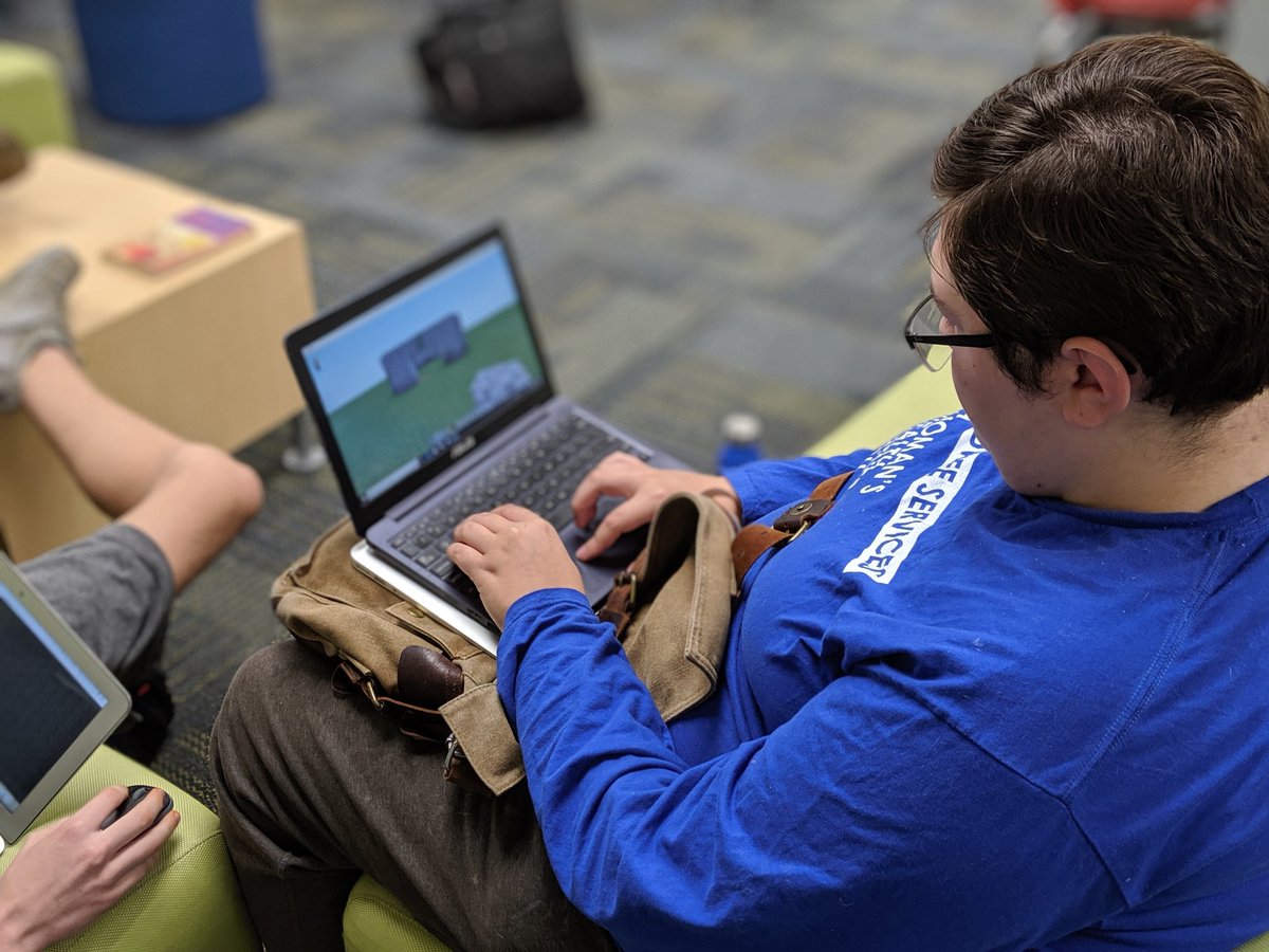 Reneemmartin's tweet photo. My Foundations of Communication students are working hard to develop a lesson to teach @TracyFergusonVM 2nd grade students about Sustainable Cities! #GlobalGoals #goalsproject #globaled #goalsproject38 #vanmeter #PBL https://t.co/DSxGp3Eksa