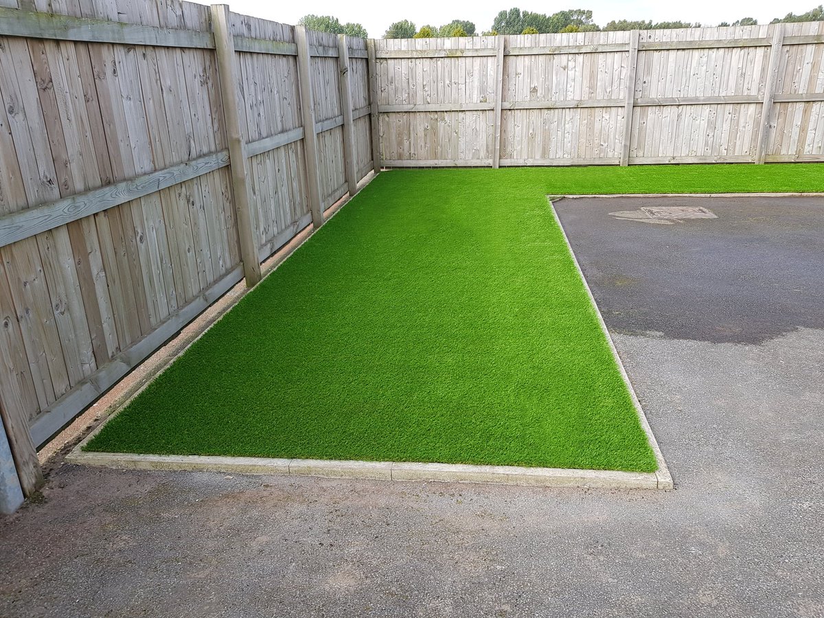 GJonesAstroTurf's tweet photo. @Namgrass solis 🔥🔥🔥 installed in a special needs area at a highschool. The children can now play out safely 👌🏼♥️ https://t.co/WePtfFn6fP