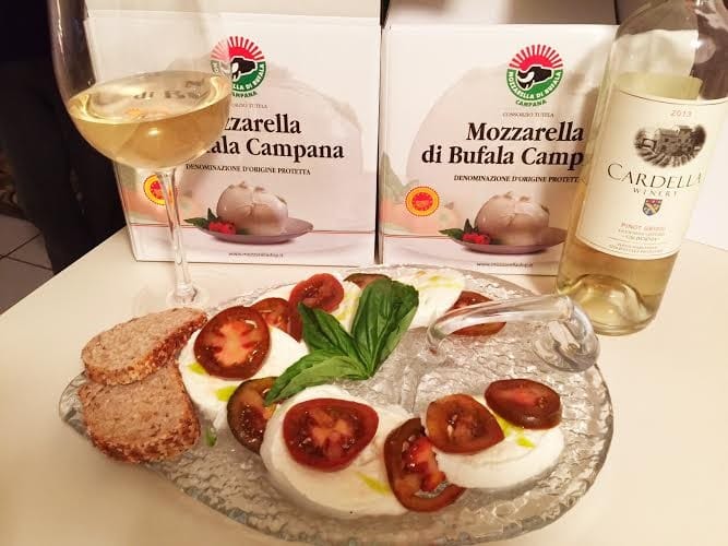 Realia_srl's tweet photo. Il falso #MadeinItaly ogni anno fattura 23 miliardi negli #StatiUniti. I prodotti più colpiti vanno dalla #Pasta alla #Mozzarella e dai #Formaggi al #Vino.
https://t.co/HWOo4Jt79e https://t.co/VfoPS7NXra