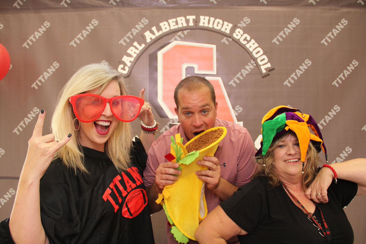 FNBMWC's tweet photo. We are loving these pics from the Gary Rose Stadium Dedication Tailgate 🏈❤️
.
.
.
.
#banklocal #banklocally #footballtime #highschoolfootball #coachrose #carlalbert #stadiumdedication #photoboothfun https://t.co/rGUFTH6Xpv