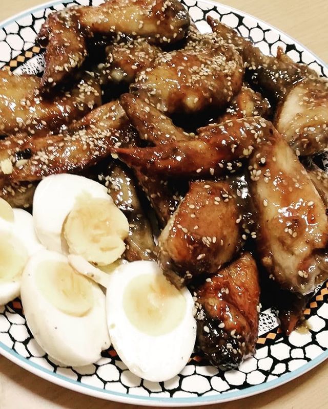 STUDIO_syo's tweet photo. 大容量特売だったので！

試合の時は死んでも食べられないような物を食べるのは至福のとき！

旦那さん、子供たちウケも半端ナシ♥

手羽先ー

#手羽先唐揚げ
#甘辛
#カロリー
#なんのこと
#半端ナシ https://t.co/RVV6xZaWc9 https://t.co/6qPZ7RVNPC