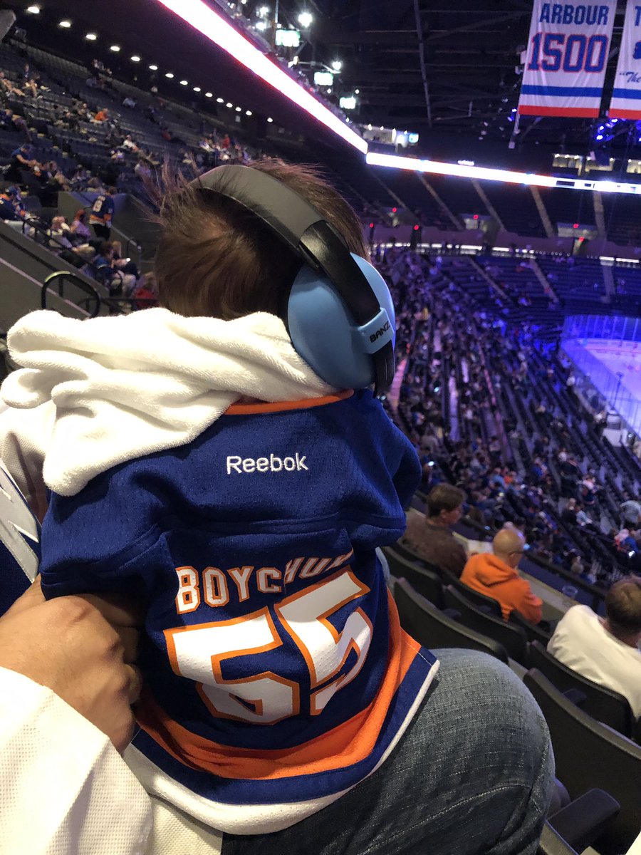Jeneco312's tweet image. This little @joboych fan had his first game experience last night 💙💙 #Isles #NYIsles @ZachBoychuk @ChristianLukin