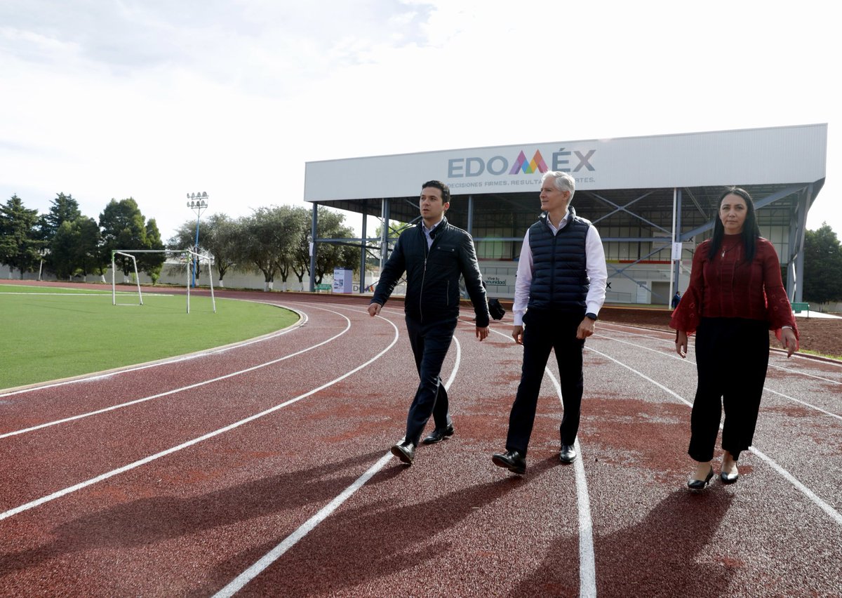 alfredodelmazo's tweet photo. Seguimos fortaleciendo la infraestructura deportiva para que las familias mexiquenses puedan ejercitarse, practicar deporte, y convivir en espacios dignos y seguros. Hoy, entregamos la modernización de la Unidad Deportiva “Martín Alarcón Hisojo”, en #Metepec. https://t.co/84xx0msPUB