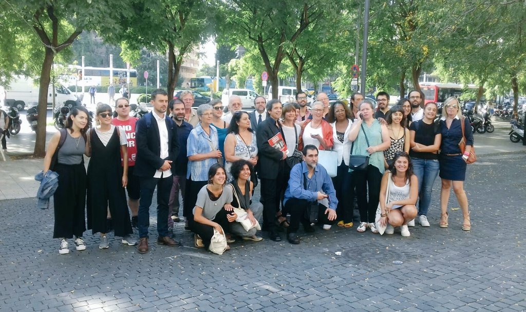 Akelharre's tweet photo. Amb la mare de #LewysAlfaroOrraca i molts altres col.lectius, acompanyant aquest matí a l'Iñaki Rivera a declarar. El jutgen per denunciar l'existència de tortures a les presons catalanes.

Des de #LHospitalet, tot el nostre suport Iñaki. Gràcies per tant.

#DefensemDretsHumans https://t.co/OoHzLdMSvk