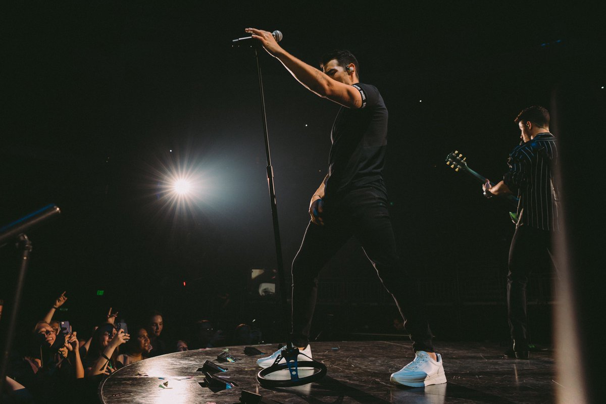 joejonas's tweet photo. Milwaukee 💥 #HappinessBeginsTour https://t.co/ZHQmN9dGn6