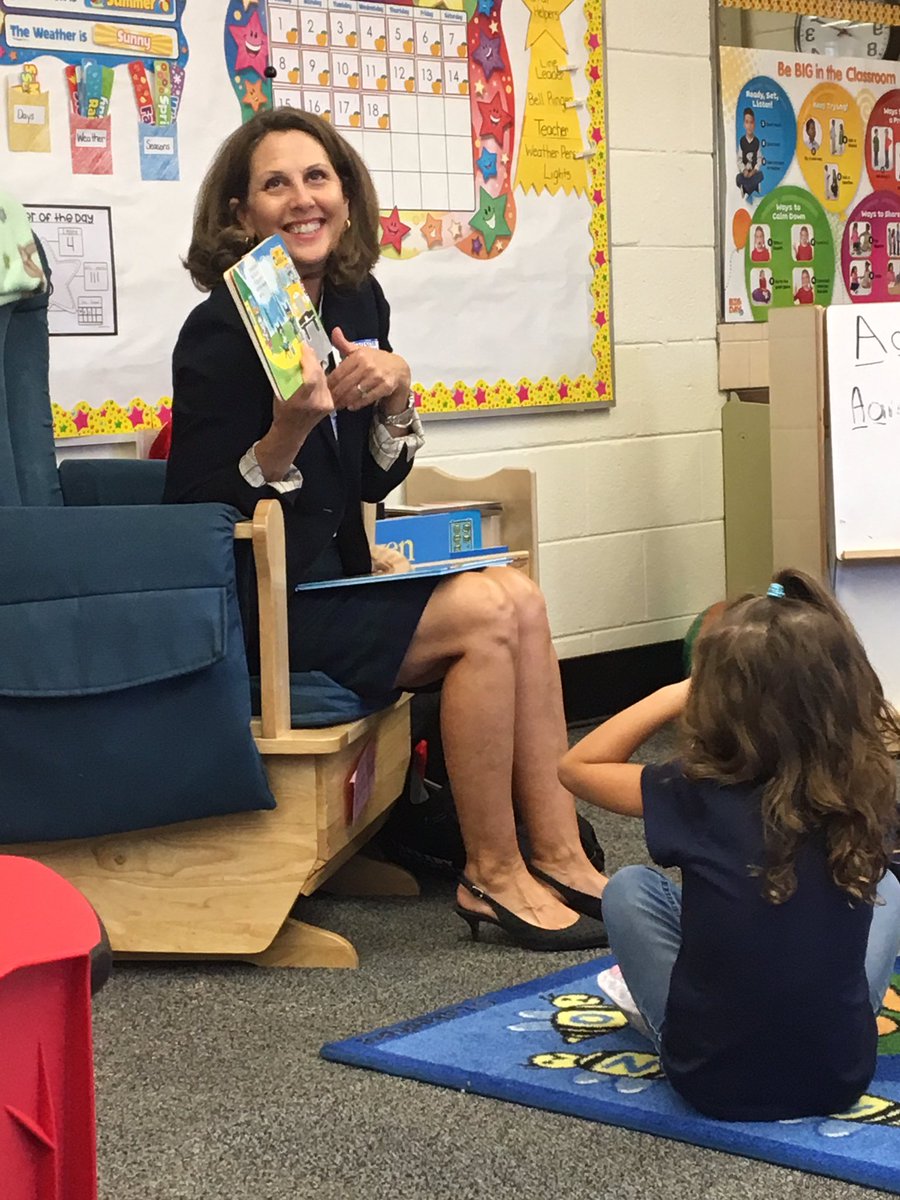 CHPS_Reading4u's tweet photo. North Elementary welcomed the First Lady of Virginia today. Thank you, Mrs. Northam for taking time to visit Colonial Heights! @NES_CHPS @CHPSK12 https://t.co/vSdy0z53W7