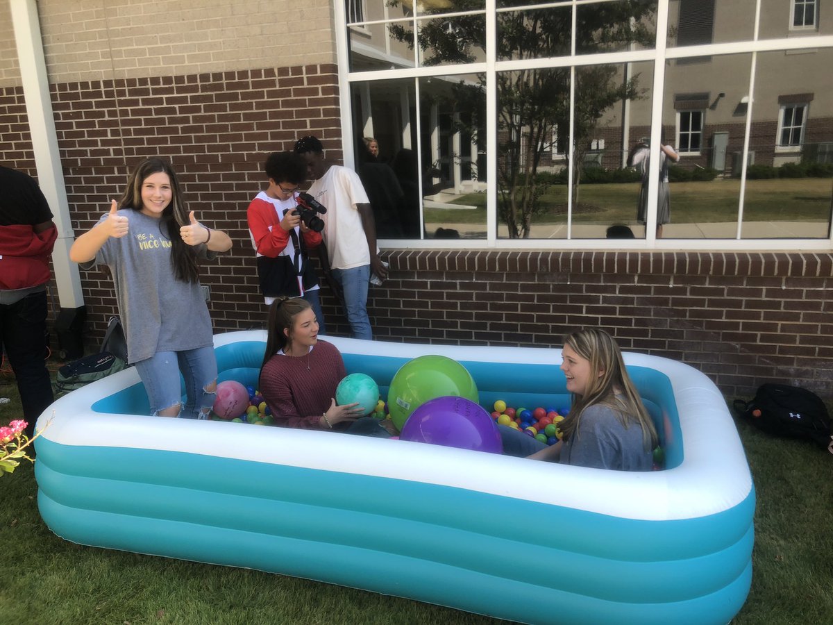 SwinsickMallory's tweet photo. Students making an effort to get to know peers they don’t normally talk to! #startwithhelloweek #kindessiskey https://t.co/E2BSvTSyxk