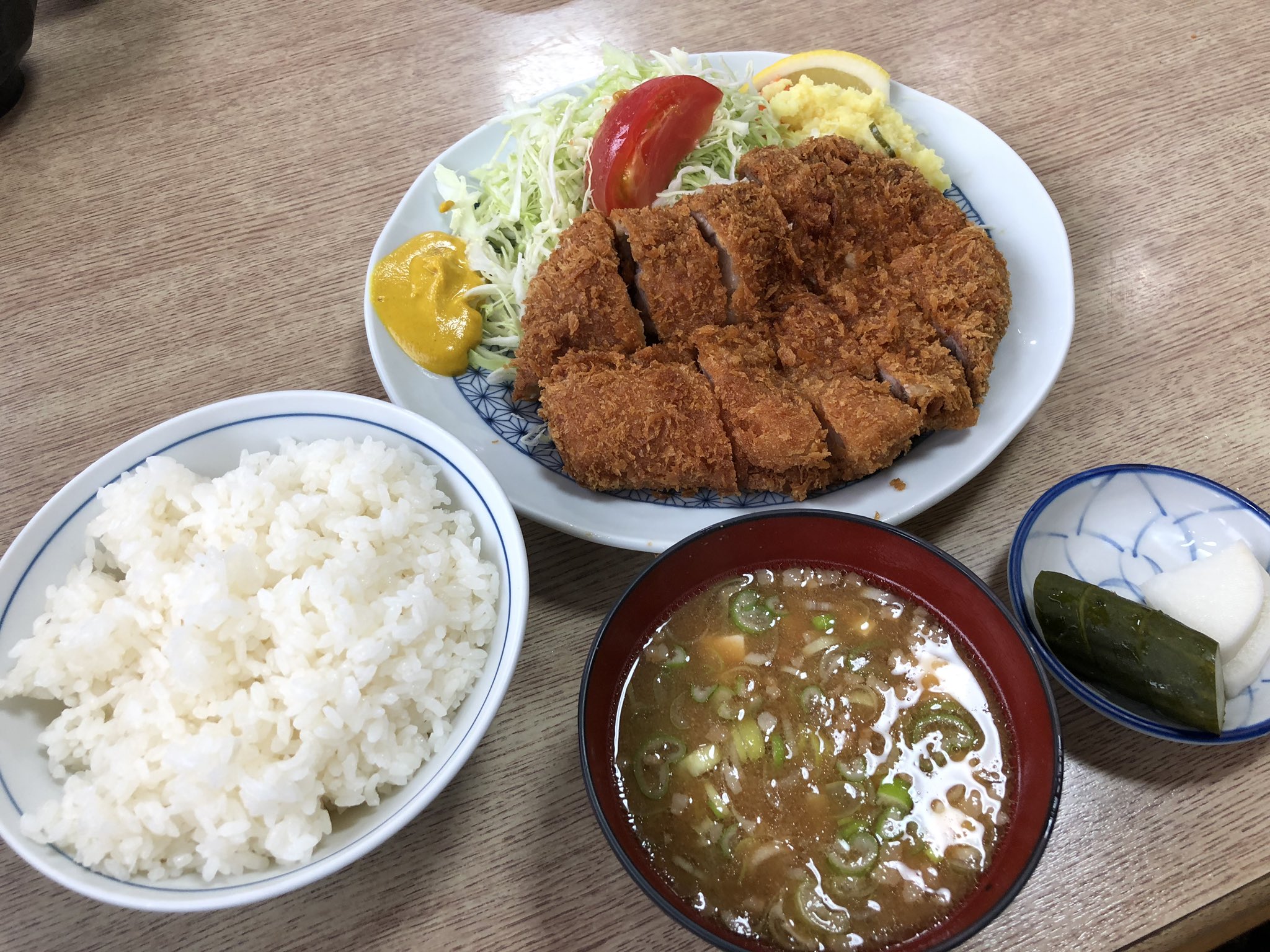 Bj Pa Twitter 昨日のランチ 勝浦 とんかつ山本 ロースかつ定食 二千四百円 かつ分厚い ライス味噌汁追加 二人で食べる