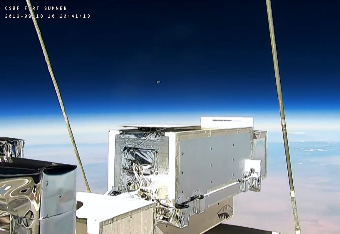 stratoballoon's tweet image. Now while #BITSE is ascending to float altitude, @csbfops switched the stream to onboard cameras in the gondola. 

Nice view from 80.000 ft including a setting moon. 

#699N