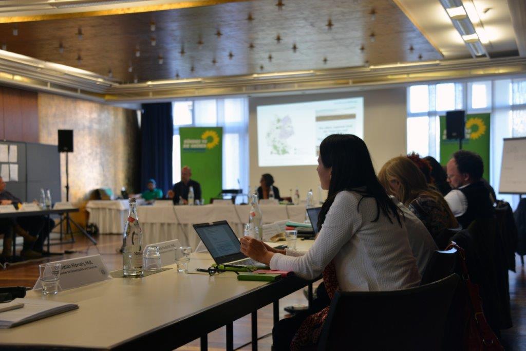 GrueneLandtagBY's tweet photo. Spannender Vortrag von @KaiUnzicker von der Bertelsmann Stiftung, passend zum Klausurthema "Zusammen in die Zukunft": "Glücklich sind die Menschen immer dann und da, wo der soziale Zusammenhalt stark ist." #zamma19 #adelsried https://t.co/UaZvirukjQ