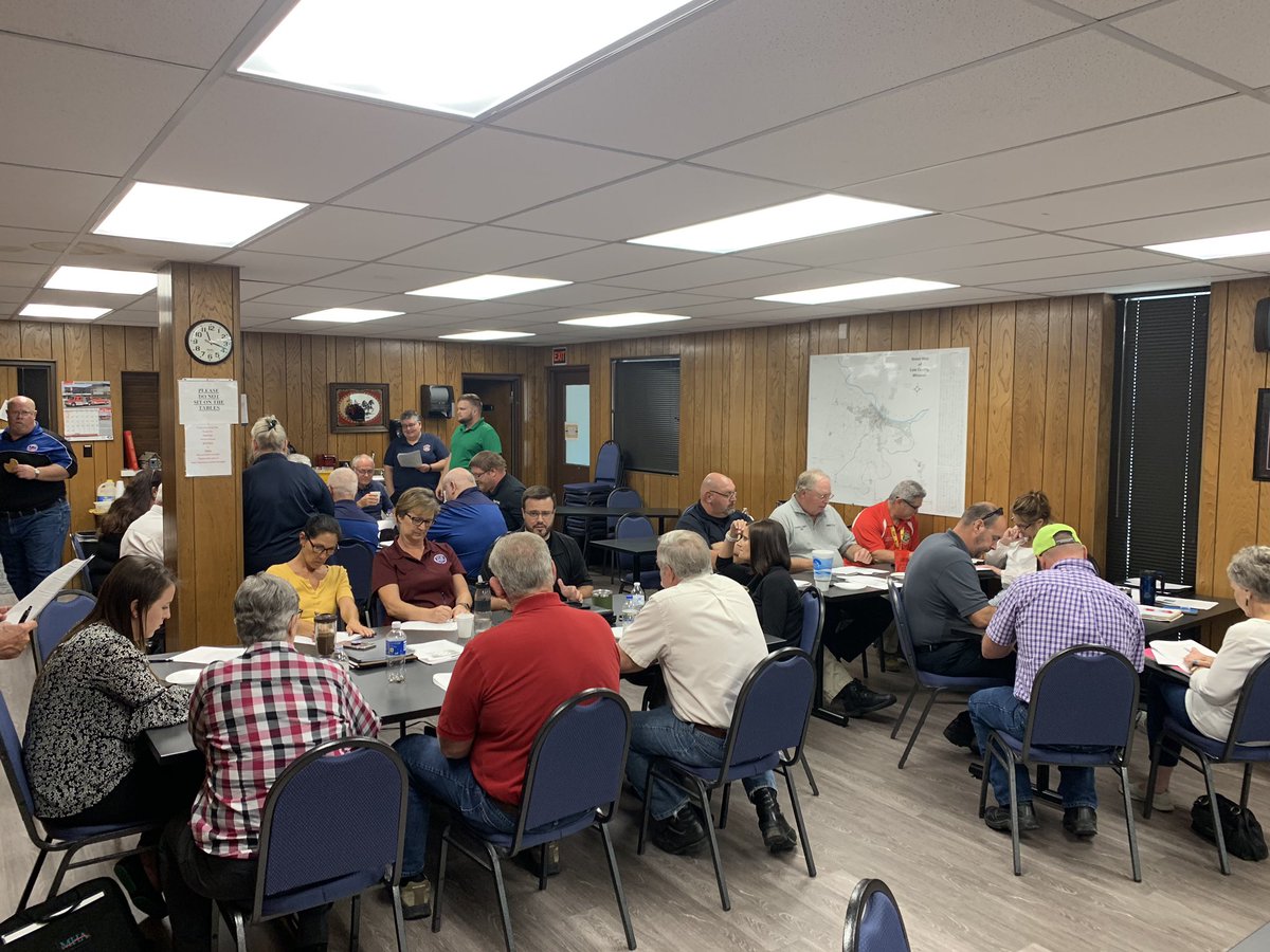 MoniteauOEM's tweet photo. Moniteau Emergency Management participating in Regional Excercise with Emergency Management Officials throughout Region F. Great minds working together to prepare for disasters. #IceStorm #CallTheCoastGuard #ThankYouBrendaForTheDeliciousCookies https://t.co/HSYorMQkYw