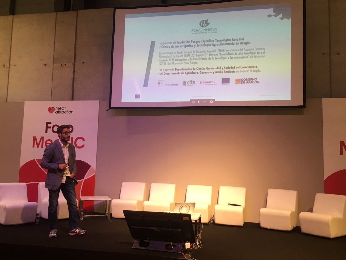 porcinnova's tweet photo. "La ##innovación abierta y colaborativa es una de las claves de futuro para la industria cárnica y en particular para el sector porcino 🐷", @MACominC2010, coordinador de #Porcinnova en el #ForoMeaTIC de @MeatAttraction #tecnología #startups #FEDER #UNAMANERADEHACEREUROPA 🇪🇺 https://t.co/mWBOrHMiXP