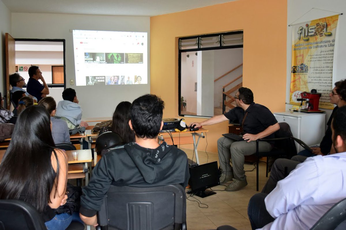 PythonVE's tweet photo. #PyVe (9/10) Fotos del 5to Día #Python de #Mérida #PyTatuy2019 - Presentación "Cuadernos de @ProjectJupyter" por @mapologo - (C) #2019 by @davidhdz, CC by-nc-sa #DiaPython #PyTatuy #PyDay #SoftwareLibreVe #notebook
#Jupyter #JupyterLATAM https://t.co/1YVYWQeee7