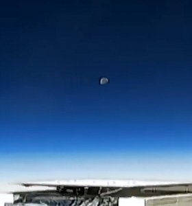 stratoballoon's tweet image. Now while #BITSE is ascending to float altitude, @csbfops switched the stream to onboard cameras in the gondola. 

Nice view from 80.000 ft including a setting moon. 

#699N