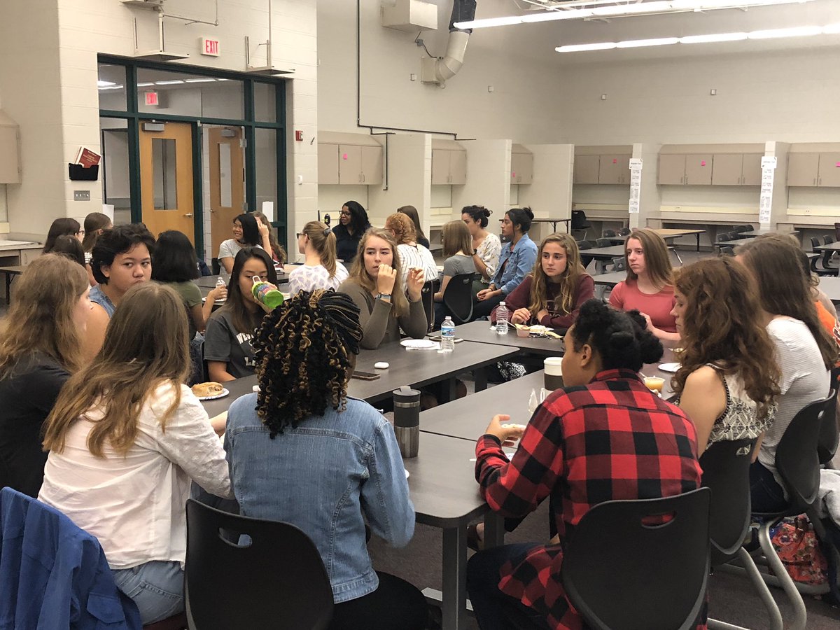 Great turnout to our first Women in STEM breakfast! Thank you to Hope College WiSE club for coming in and mentoring our students! #gowo #WomenInSTEM