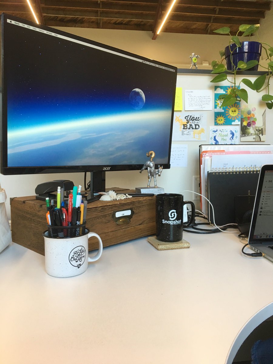 Snapshot_Nash's tweet photo. What's your one "must-have" at your desk? For one of our Nashville producers, Emily, it's her seashells🐚because they remind her of the beach.

Take a peek behind Emily's workspace for this week's edition of #WorkspaceWednesday. https://t.co/jncl2gDkkk