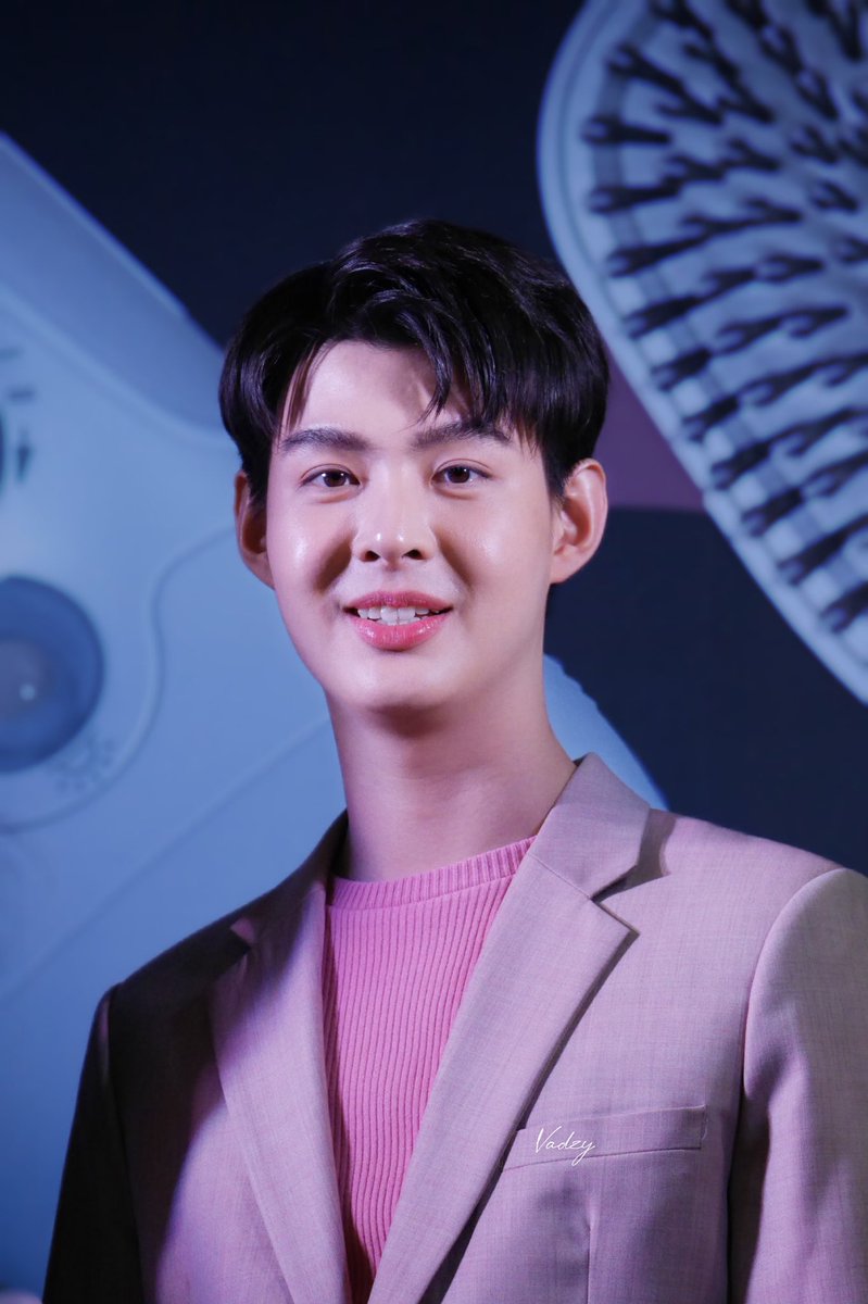 32)06/09/62 SQ1งานBRAUN งานที่2ของวันเป็นงานคู่กับซี ออกจากบวงสรวงก็มานั่งรอที่ร้าน eveandboy ผลัดกันไปกินข้าวกับเฝ้าของ อย่าว่าแต่ชุดน้องสีหวาน หน้าน้องคือยิ้มหวานกว่า ดูสีชมพูไปหมด จบงานก็มีรวมพลอีก พูดถึงทีเซอร์ ไปปลูกป่า และคอนคิสบอย สปอยโชว์ แต่คือเดากันได้แล้วว่าเพลงอะไร