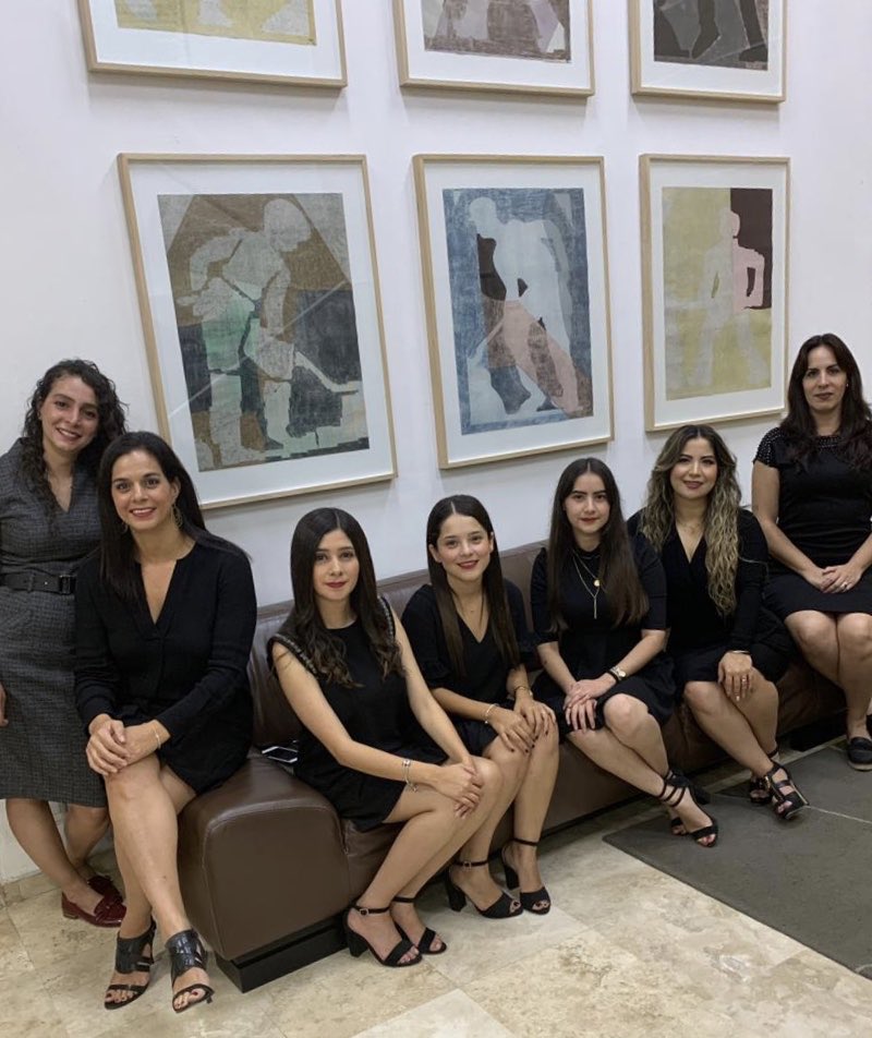 En sesión fotográfica para la nueva página del despacho