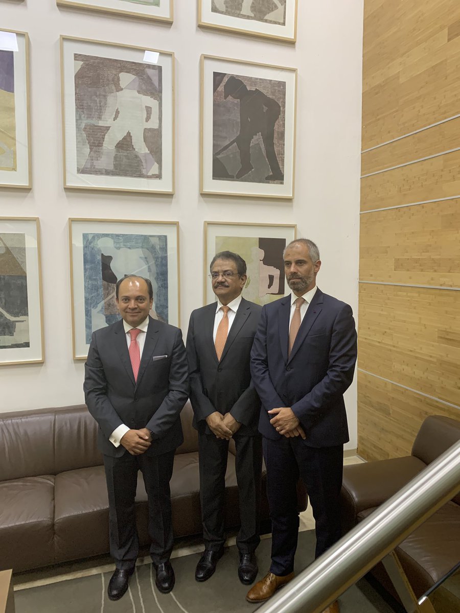 Los socios en sesión fotográfica para la nueva página del despacho