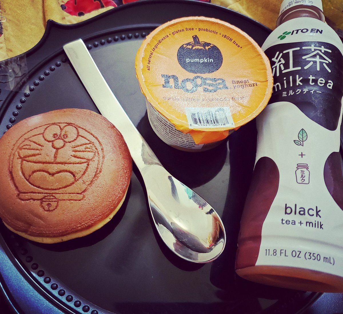 Kemeah520's tweet image. Breakfast? Lunch?
Eh, #redbeanpaste #pancake with #doraemon (Omg! Robot cat!!! according to Kari) on it
#milktea and #pumpkin yogurt
#igglenoms