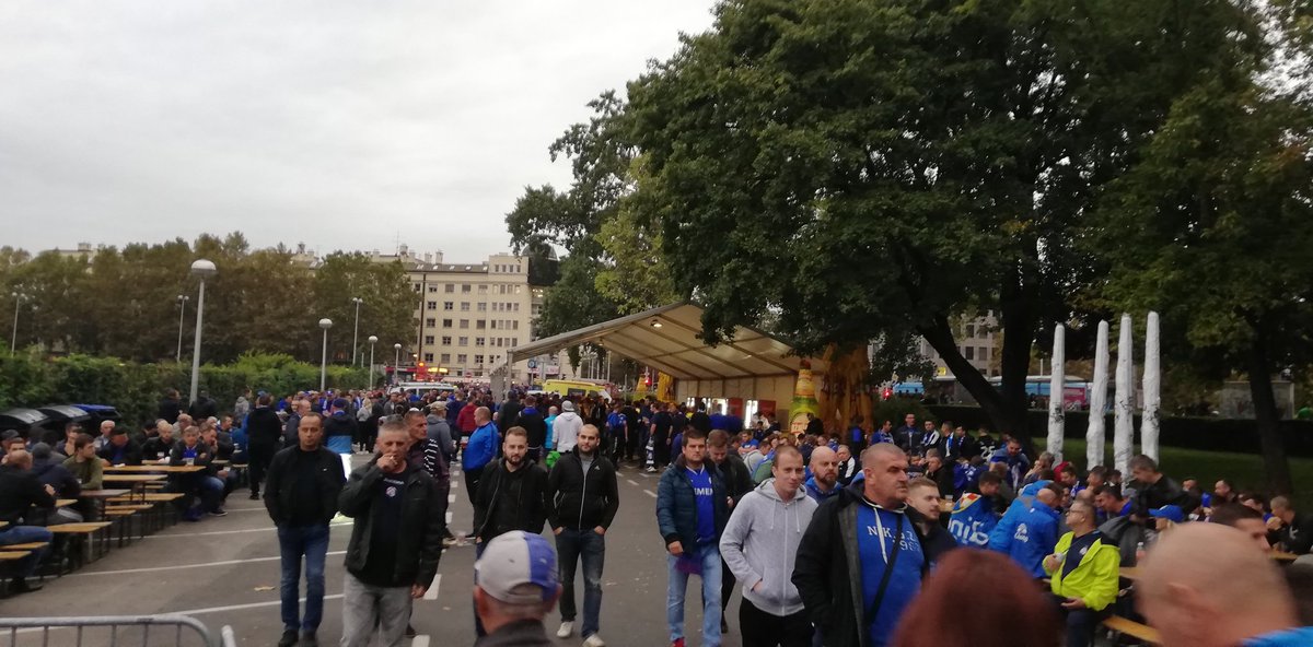 Dinamovci stižu na Maksimir, atmosfera se polako zagrijava. <a href="/gnkdinamo/">GNK Dinamo</a> očekuje glasnu podršku 30 tisuća navijača. <a href="/HRTsport/">HRT Sport</a> <a href="/HRTsport/">HRT Sport</a>