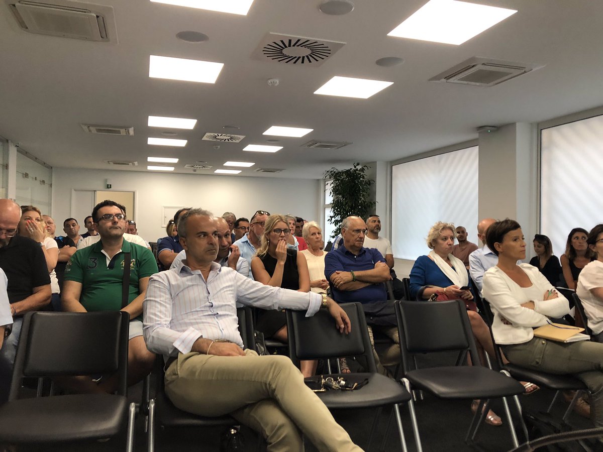 AnneRamos06's tweet photo. Cet après- midi je présidais 2 nouvelles réunions d’info en présence de mes collègues @GaelNofri @FranckMARTIN06 avec les fleuristes, les maraîchers et les restaurateurs du #Cours Saleya. Explications sur les aménagements/ point calendrier des #travaux #onvance #nice @cestrosi https://t.co/YffMBs3RME
