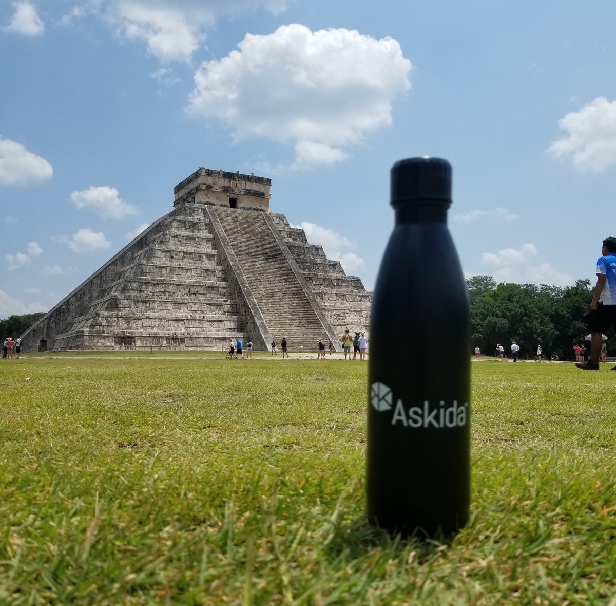 askidaco's tweet photo. La bouteille d'eau Askida devant ce complexe mondialement connu de ruines maya dans la péninsule du Yucatán, Mexique 🌞 — Nous espérons que vous avez passé un bel été et vous suggérons de rester à l'affut ; plusieurs événements et articles intéressants se mijotent! https://t.co/LUZ803xYBr