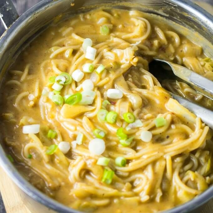 #Mealprep in one pot? What could be better than hearty brown rice noodles swimming in a spicy almond butter garlic sauce? buff.ly/2SvnKvc #whatveganseat