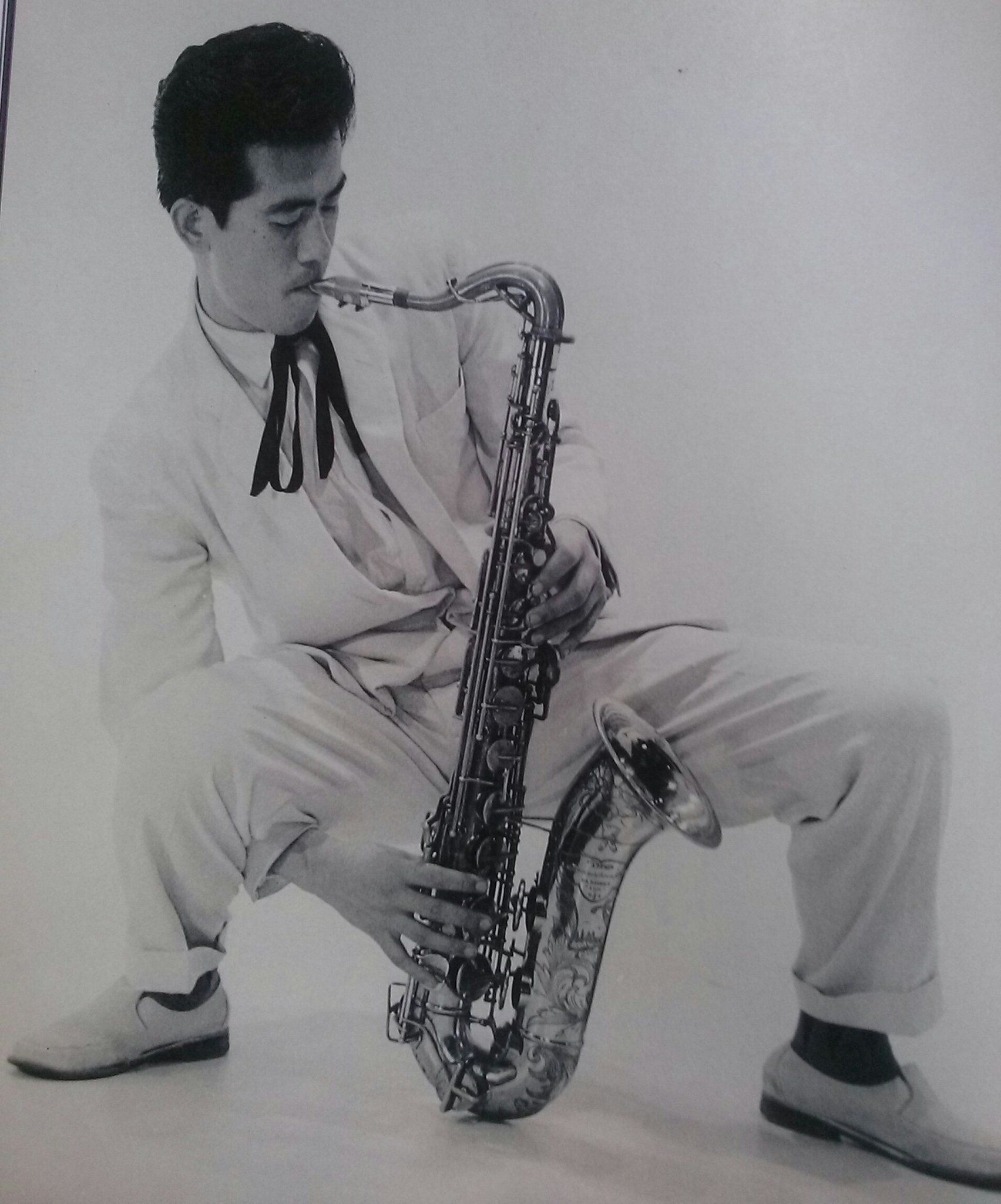 Twitter 上的 赤ずきんフミちゃんのリボン 今日はクレージーキャッツ のサックス奏者 安田伸さんのお誕生日です という訳でエビ反りで サックスを演奏するかっこいい ヤッさんの写真を ハナ肇とクレージーキャッツ 安田伸生誕祭 安田伸 T Co