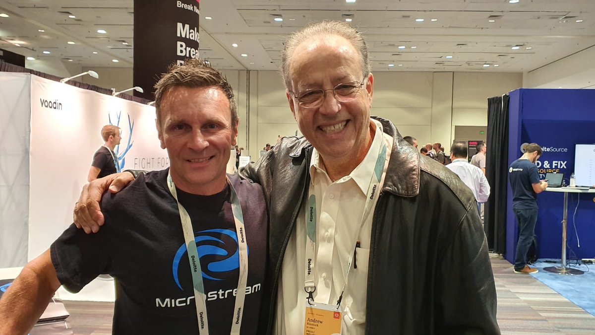 MarkusKett's tweet photo. @JAVAPROmagazin  meets @Oraclejavamag at #OracleCode !!! Andrew is the head of the free Oracle Java Magazine https://t.co/LBNCP8VsVD @java https://t.co/MAkxF742Uy