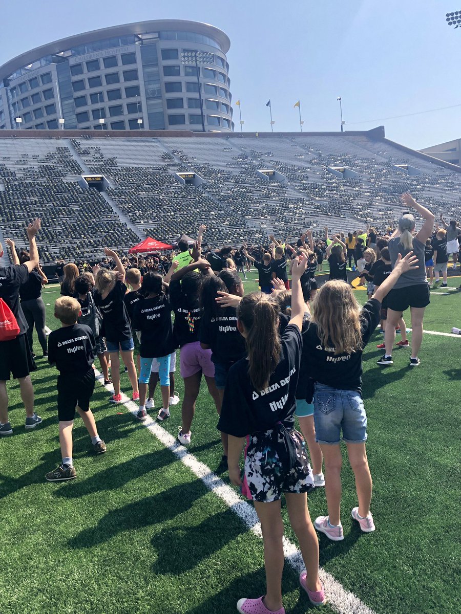 jenhuegel1's tweet photo. 3rd graders wave to the kids #thewave #vanallenpride https://t.co/gYhHoECRFm