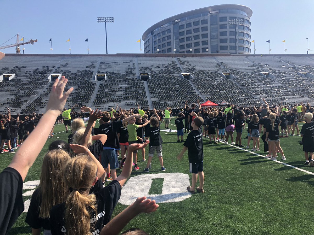 jenhuegel1's tweet photo. 3rd graders wave to the kids #thewave #vanallenpride https://t.co/gYhHoECRFm