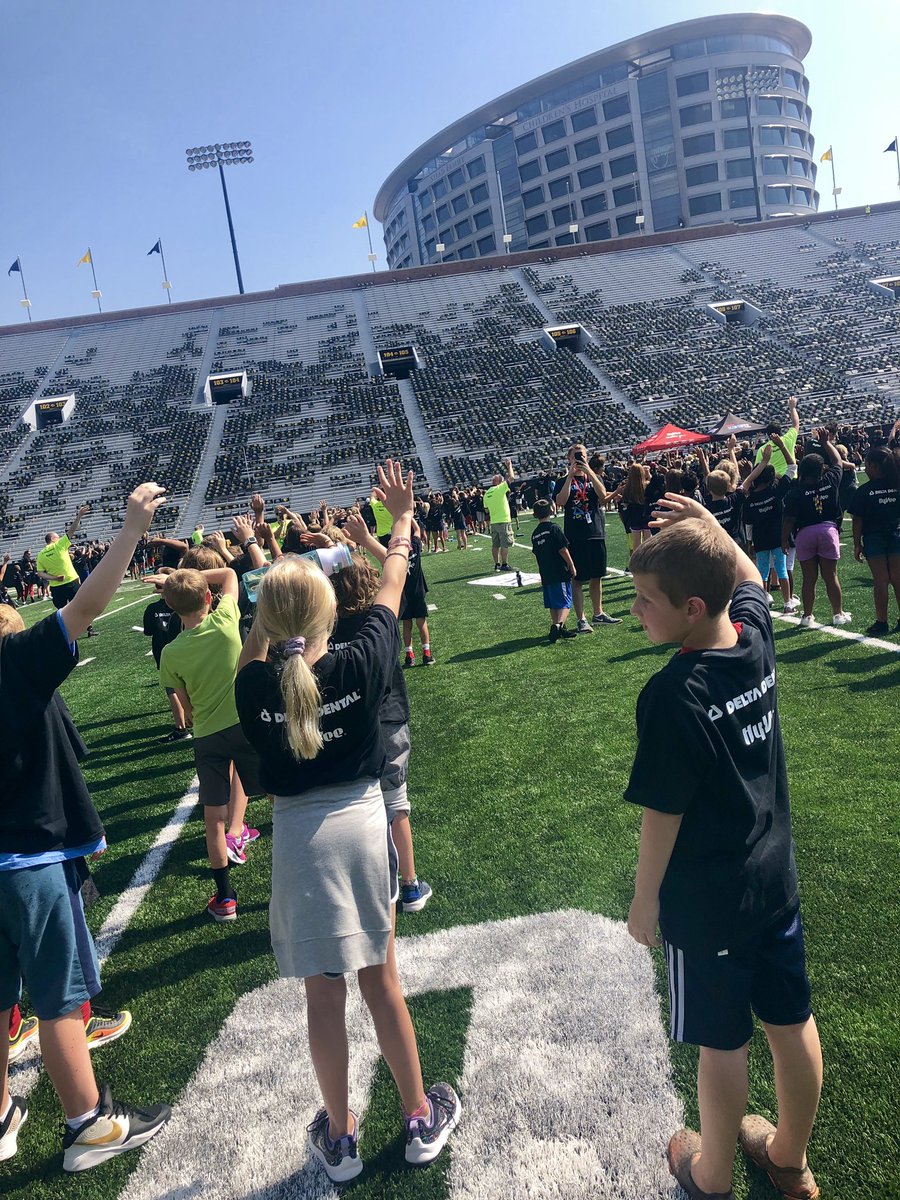 jenhuegel1's tweet photo. 3rd graders wave to the kids #thewave #vanallenpride https://t.co/gYhHoECRFm