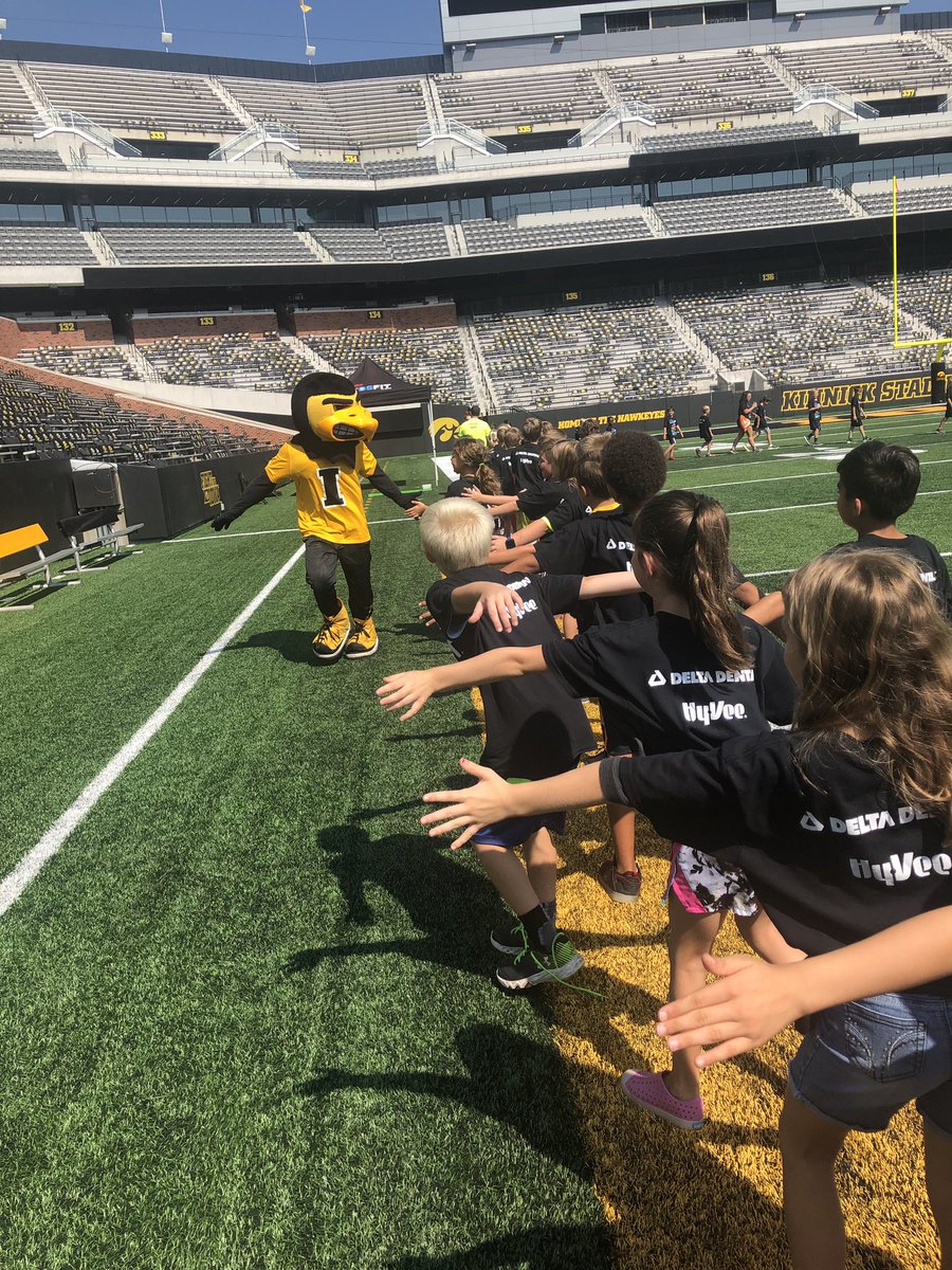 jenhuegel1's tweet photo. 3rd graders having some fun with Herky! https://t.co/IZcvOF4sGD