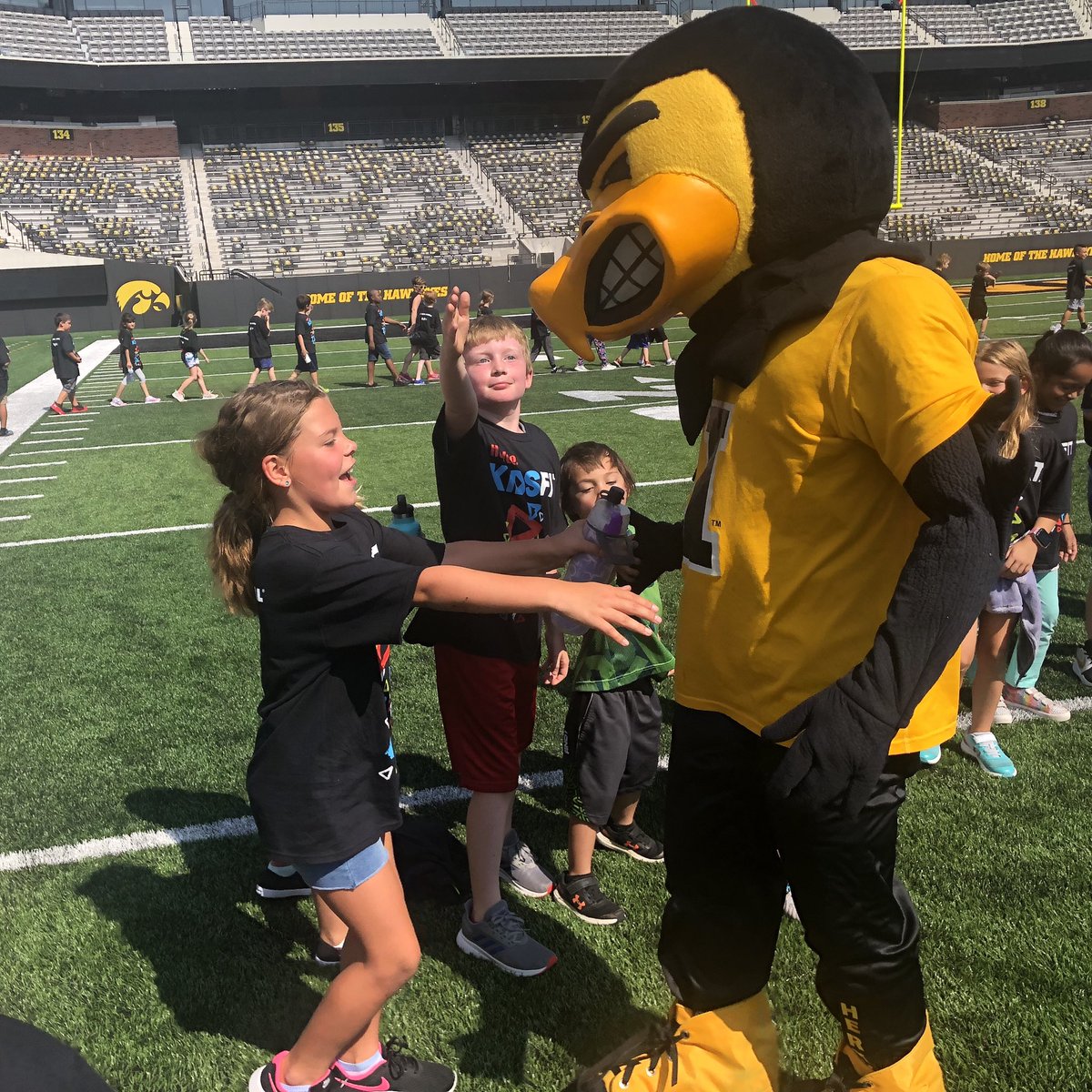 jenhuegel1's tweet photo. 3rd graders having some fun with Herky! https://t.co/IZcvOF4sGD