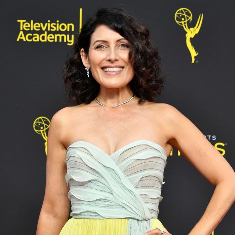 "The Kominsky Method" star LISA EDELSTEIN is radiant on the red-carpet for Sunday's Creative Arts Emmys. Hair by @BrantMayfield for @LeonorGreylUSA &amp; <a href="/T3Micro/">T3Micro</a>; Makeup by <a href="/JustinTymeArt/">JustinTymeArt</a> using @AdveketCosmetic <a href="/MuradSkincare/">Murad Skincare</a> <a href="/Itcosmetics/">IT Cosmetics</a> <a href="/AnastasiaBevHil/">AnastasiaBeverlyHill</a> &amp; <a href="/LashifyHQ/">lashify</a>