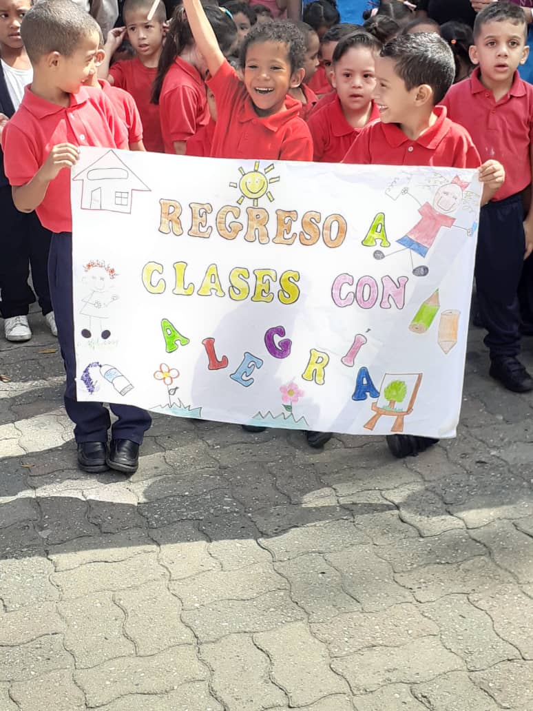 CeinCecca's tweet photo. Caminata con todas las instituciones del Circuito Propatria, para darle la Bienvenida al nuevo año escolar, lo recibimos con alegría #AClasesConAlegria  @MPPEDUCACION @ZonaEducativaDC @zedcinicial @gracielamarilis https://t.co/SVr30ZPLu2