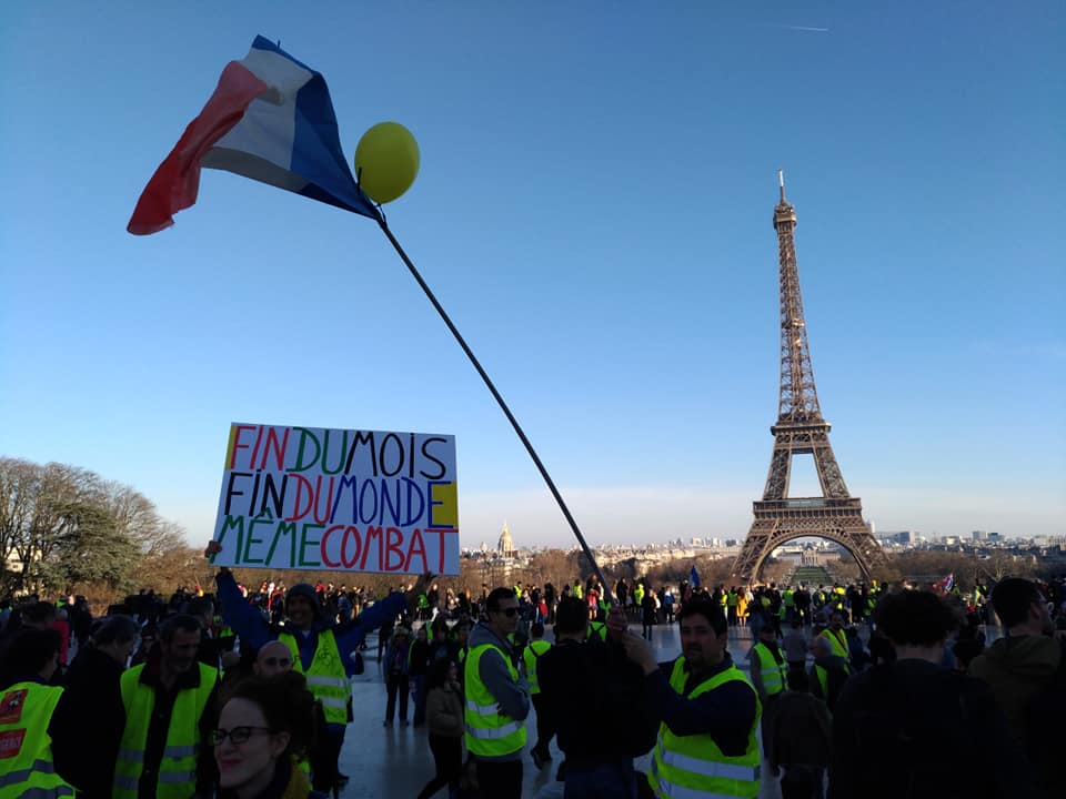 Voltuan's tweet photo. #YellowVests #GreenVests same unitary fight for #ClimateAction & #SocialJustice real democracy !! #ReLovution !! #Voltuan Activist #ConvergenceOfStruggles !! @MMFlint @LeoDiCaprio @Madonna @jonsnowC4 @AFieldCNN @alextomo @bbclaurak @Luisamneubauer @GretaThunberg @Youth4Climatefr https://t.co/MMcbkqMxIc