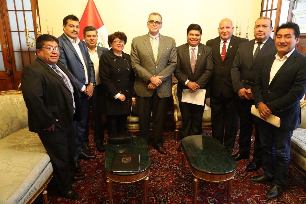 [AHORA] Presidente del <a href="/congresoperu/">Congreso del Perú 🇵🇪</a>, Pedro Olaechea, recibe a los alcaldes de la Mancomunidad Municipal Lima Este, quienes exponen la problemática que aqueja a esa zona de la capital.