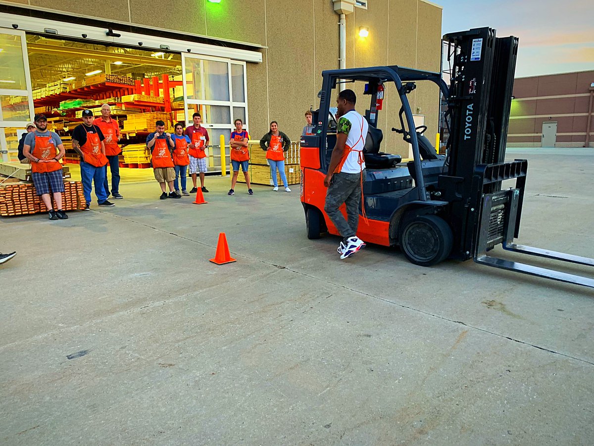 The6887's tweet photo. Closing meeting with the team last night!  #zoneofsafety #safetyispersonal @AngelWhitefleet @CarrieMor5 @Monica_Skopick @courtne50502178 @LauraDenges https://t.co/GrJ2KCy8cM