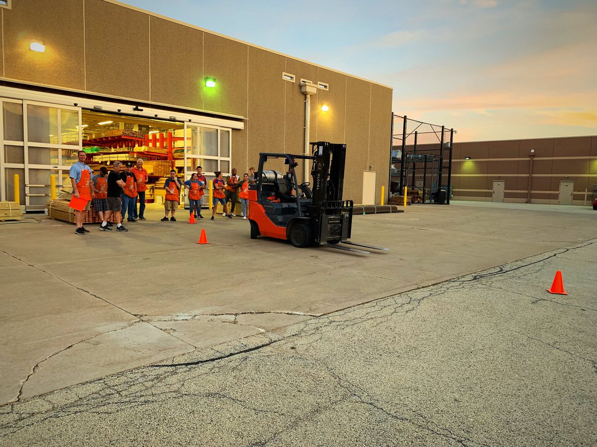 The6887's tweet photo. Closing meeting with the team last night!  #zoneofsafety #safetyispersonal @AngelWhitefleet @CarrieMor5 @Monica_Skopick @courtne50502178 @LauraDenges https://t.co/GrJ2KCy8cM