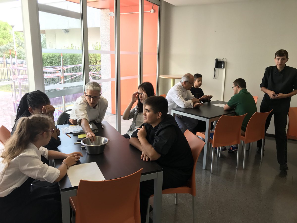 Sand0831's tweet photo. Aujourd’hui atelier cuisine format collaboratif #capAPR #ecolepublic #ULIS #ecoleinclusive #handicap #AESH #classeordinaire #pedagogieactive #jeu #ilots #apprendreautrement #accompagner #motiver #mobiliser #decouverte #lovemyjob 👩🏻🍳🙇🏻♀️@actoulouse https://t.co/jYoi9NIaId
