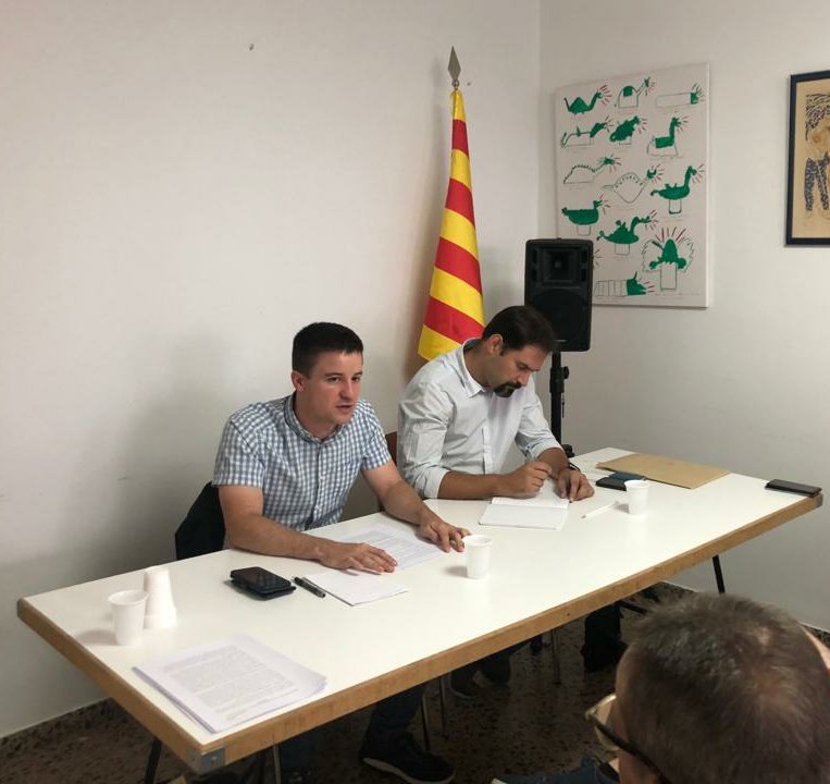 janbuti_'s tweet photo. Els associats del @Pdemocratacat, del Garraf, debatem sobre quin ha de ser el futur que ha de tenir el nostre partit. Cal enfortir el centre polític de Catalunya. #SomPDeCAT https://t.co/tf0fzvmK22