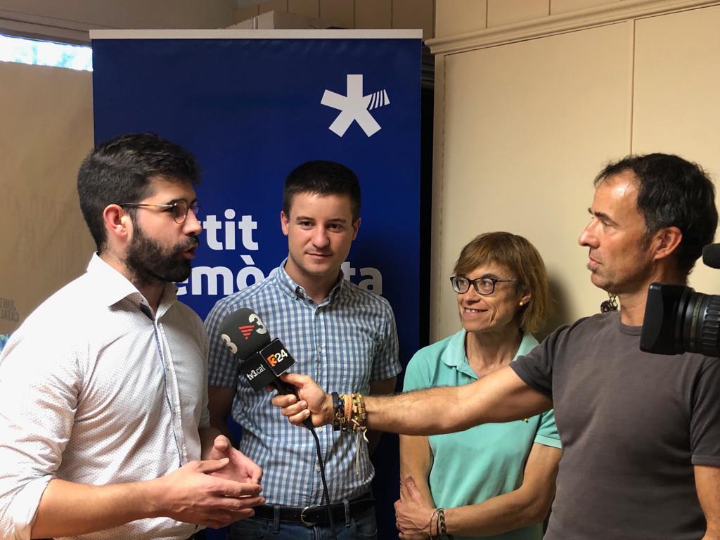 janbuti_'s tweet photo. Els associats del @Pdemocratacat, del Garraf, debatem sobre quin ha de ser el futur que ha de tenir el nostre partit. Cal enfortir el centre polític de Catalunya. #SomPDeCAT https://t.co/tf0fzvmK22
